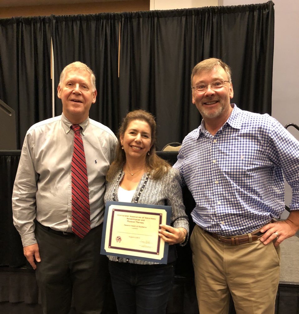 Dra. Solange Mikail recebendo o pr&ecirc;mio de Melhor Trabalho Cient&iacute;fico no congresso da IARVPT