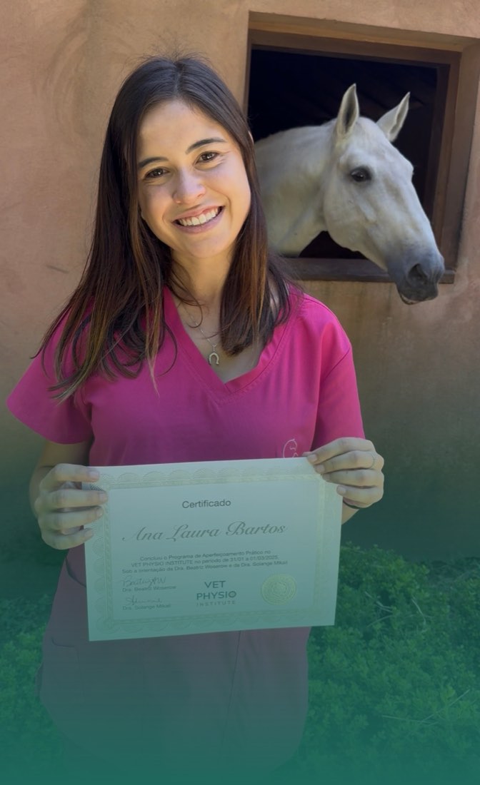 Ana Laura Bartos com o certificado do Programa de Aperfei&ccedil;oamento Pr&aacute;tico